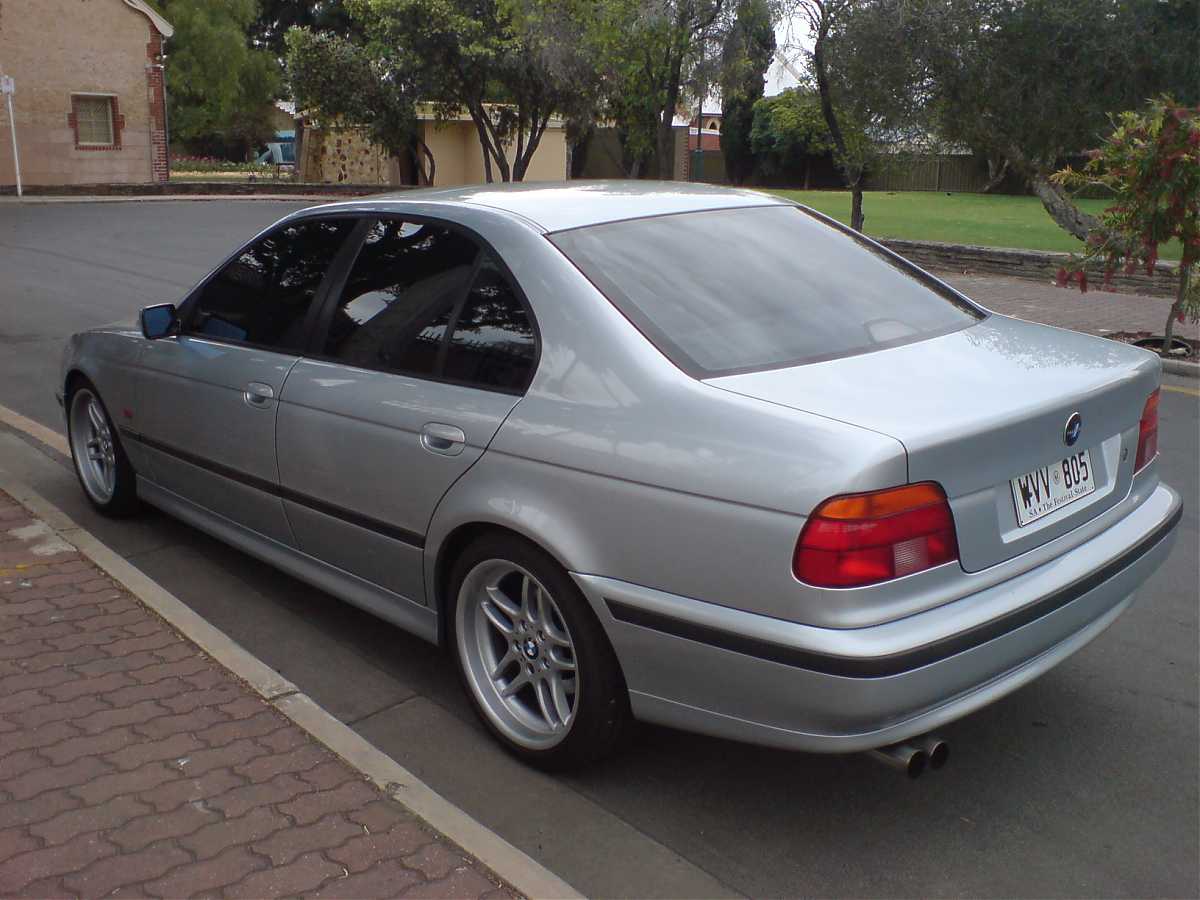 BMW 528i: 12 фото