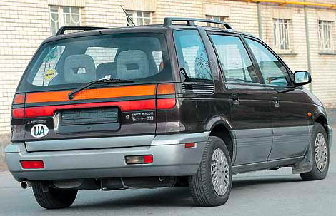 Mitsubishi Space Wagon: 10 фото