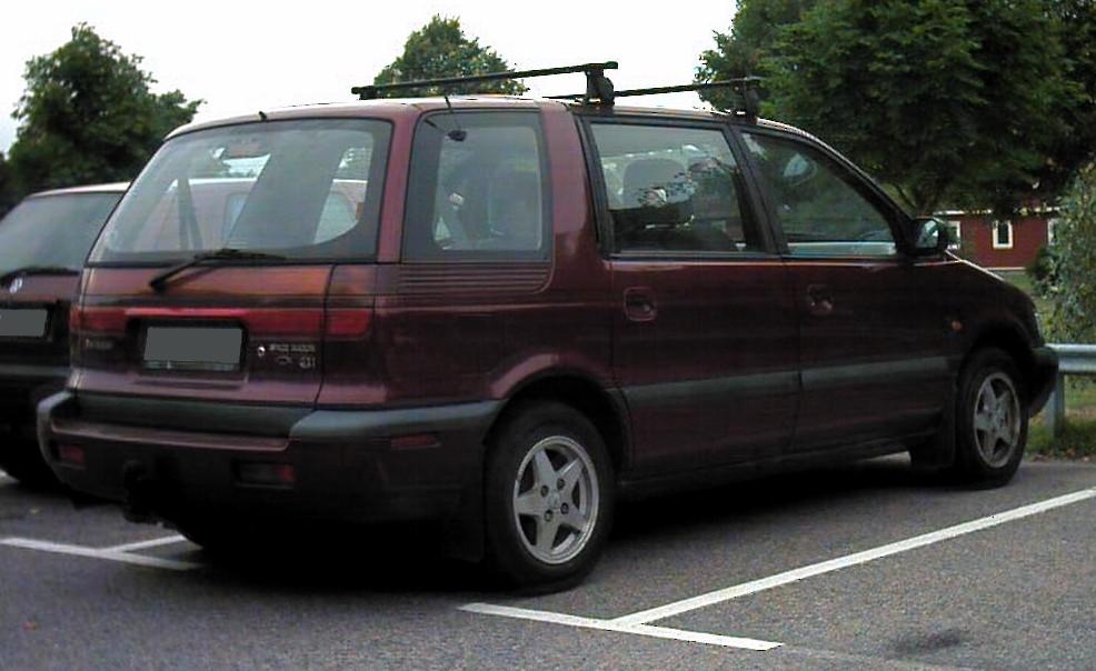 Mitsubishi Space Wagon: 6 фото