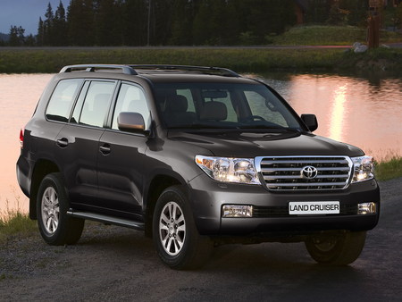 Toyota Land Cruiser 200: 11 фото